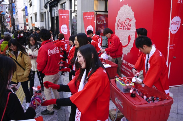 2012年のスマイルを、2013年のハピネスに……コカ・コーラ 画像