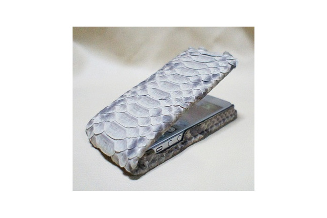 ヘビ年にちなんだiPhone 5用蛇革ケース、特注品で実売3万円 画像