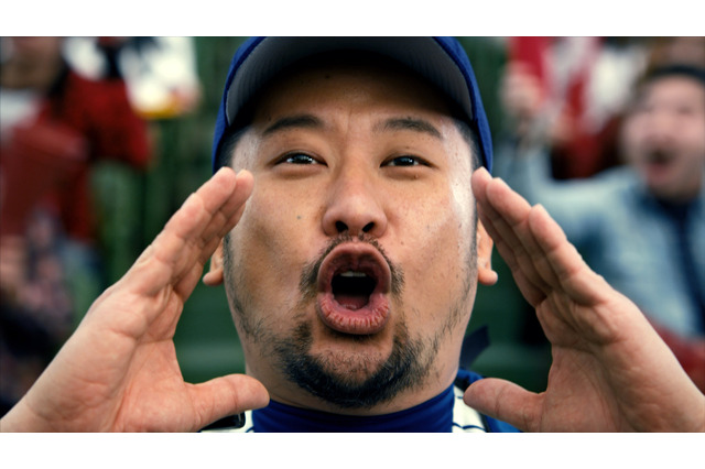 ケンコバの美声がスタジアムに響き渡る!「ホールズ」新TVCM、14日に放送開始 画像