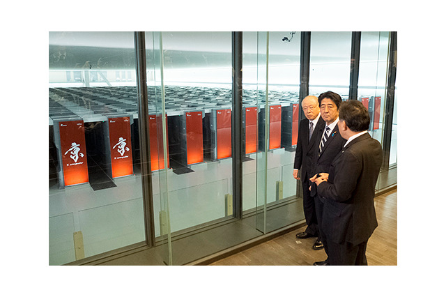 安倍首相、スパコン「京」を視察……「やはり世界一を目指さなくてはいけない」 画像
