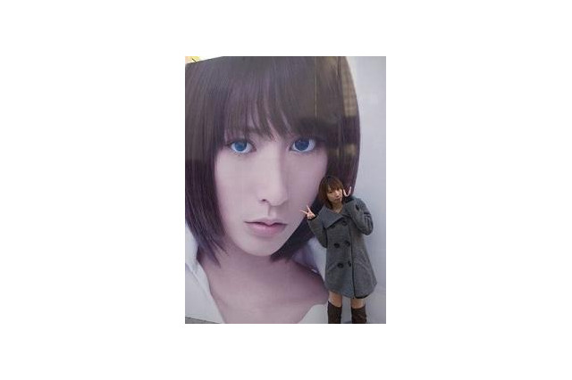 秋葉原に巨大な“藍井エイル” 「BLAU」発売記念で旧ラジオ会館前に 画像