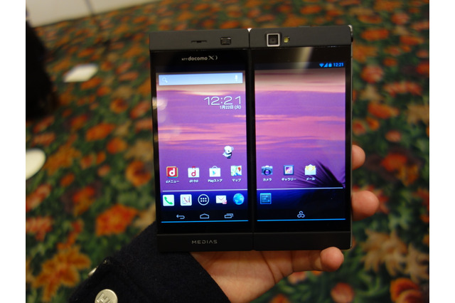 【ドコモ 2013春モデル：動画】まさかのダブルディスプレイを実現！「MEDIAS W」 画像