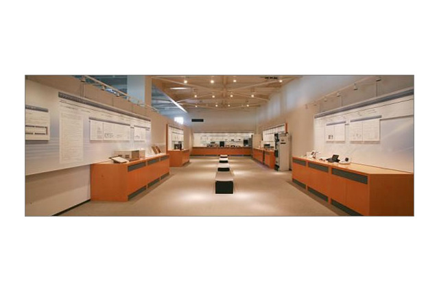 日米間TCP/IP接続実験に使用のルータなど実物史料展示……NTT技術史料館 画像