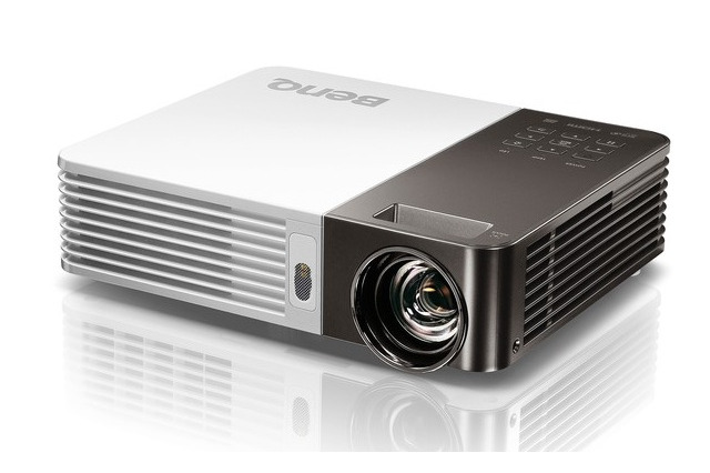 ベンキュー、スマホ・タブともつながる無線LANアダプタ付きプロジェクター 画像