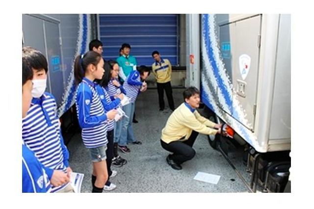 小学生が佐川急便の配達体験　3月28日 画像