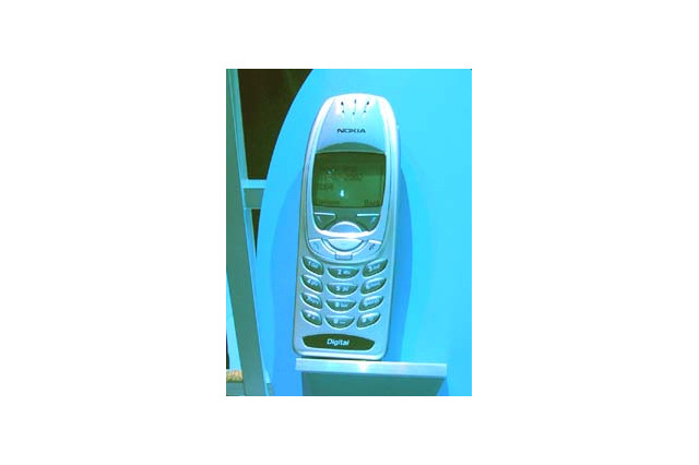 [COMDEX Fall 2002速報（現地19日）]ノキア、Bluetoothを使った車内通話キット「CARK-112」を展示 画像
