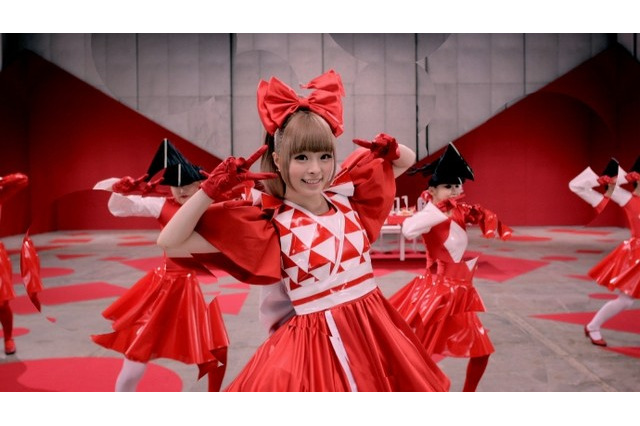 きゃりー初の衣装展「きゃりーぱみゅぱみゅーじあむ」開催! ミュージックビデオから紅白衣装まで展示、音声ガイド付き 画像