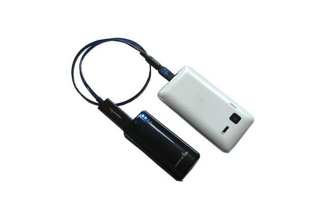 1台でスマホ2～3回分を充電、別売ドッキング収納ボックスで大容量化できる補助バッテリ 画像