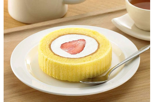 【トレンド】毎月22日は特別な日 プレミアムロールケーキにいちごを乗せる 画像