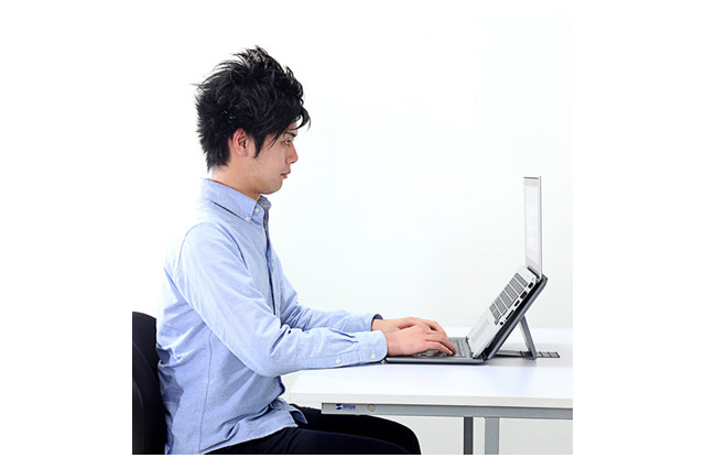 ノートPCにノートPCを取り付けるように？　キーボード内蔵ノートPCスタンド 画像