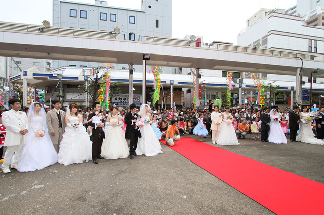 七夕まつりで結婚式!商店街をパレード 画像