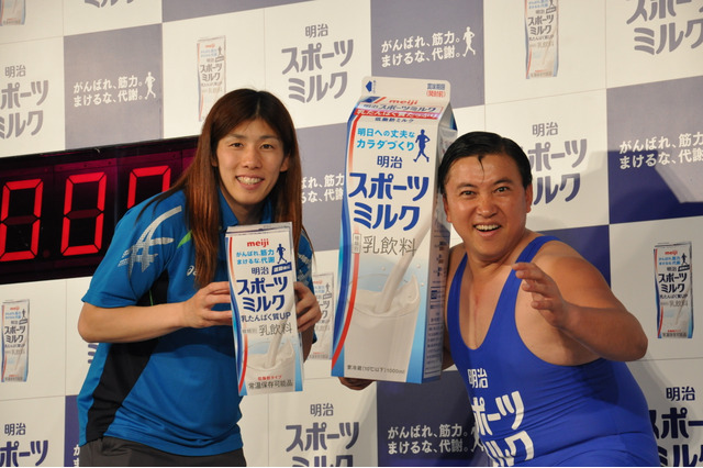 スギちゃん暴走!吉田沙保里選手にキス&頬ずり……「明治スポーツミルク」イベント 画像