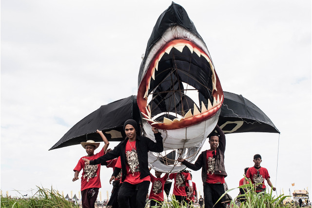 巨大なサメの凧も登場……Bali Kite Festival 画像