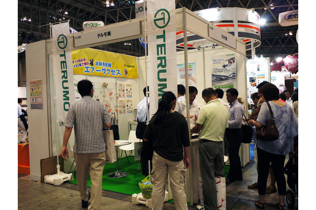 【Interpets 2013 Vol.3】テルモ、ペットの臭い対策に車載用消臭専用機を展示 画像