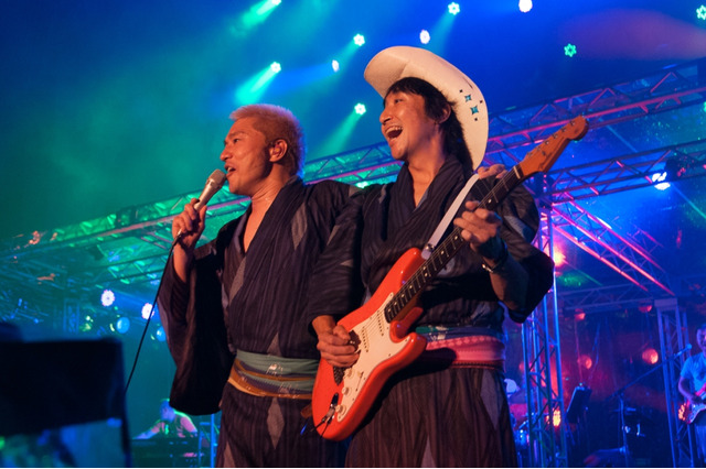 トータス松本、ウルフルケイスケと4年ぶりにサプライズ共演 「ガッツだぜ!!」披露 画像