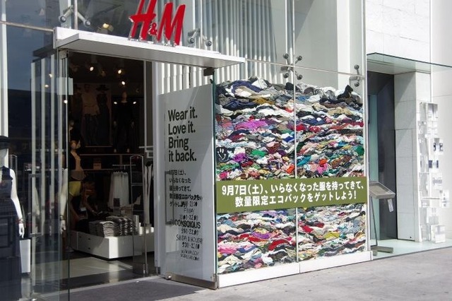 H＆M原宿店、ショーウィンドウが古着でいっぱい！ 画像
