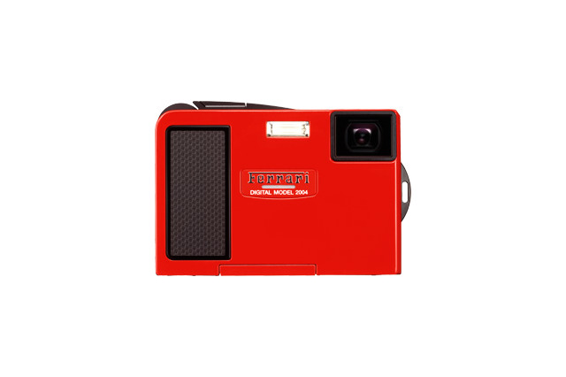 オリンパス、フェラーリ公認デジカメ「Ferrari DIGITAL MODEL 2004」を予約限定販売 画像