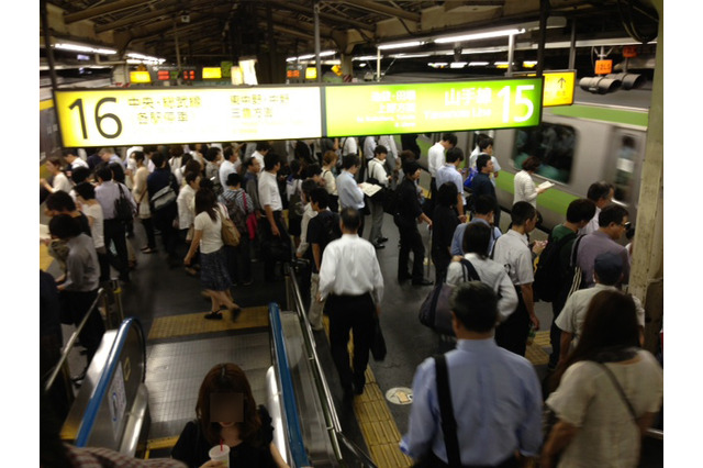 帰宅ラッシュ時の新宿駅で快適なキャリアは？ 画像