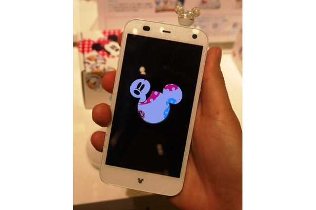 【NTTドコモ2013年冬春モデル】フォントやカメラ音にもミッキーが！「Disney Mobile on docomo F-07E」 画像