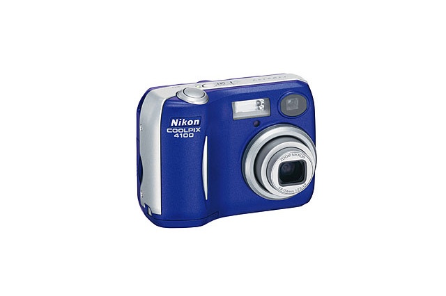 ニコン、手ブレを軽減する小型軽量グリップスタイルの400万画素デジカメ「COOLPIX4100」 画像