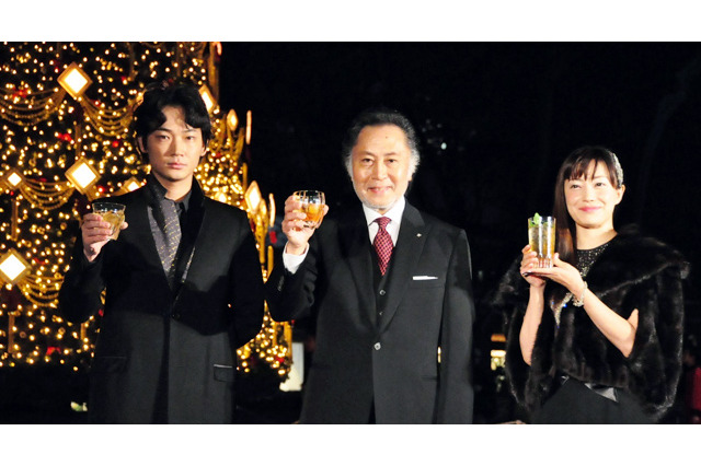 菅野美穂、ウイスキー片手に美脚披露！ 画像