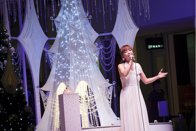 華原朋美、表参道ヒルズのクリスマスで熱唱 画像