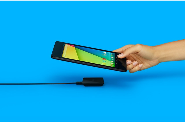 米Google、Nexus向けのワイヤレス充電器「Nexus Wireless Charger」を北米で発売……日本にも「近日中」 画像