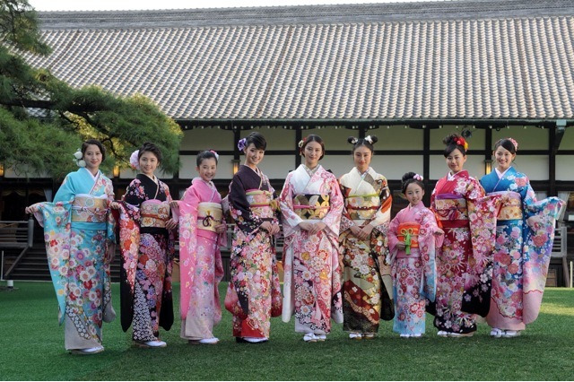 武井咲、剛力彩芽ら、新年の晴れ着を披露 ひとあし早く 画像