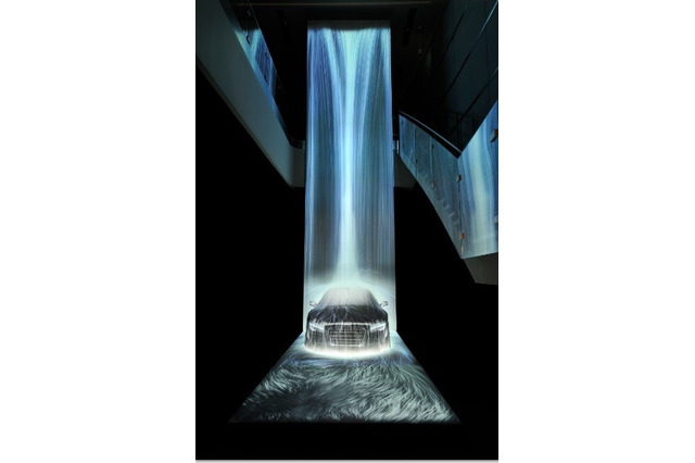 チームラボがアウディに滝をプロジェクションマッピング 画像