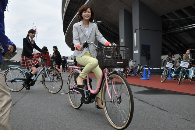 ヤマハの新型電動アシスト自転車、トリプルセンサーで滑らかなアシスト 画像