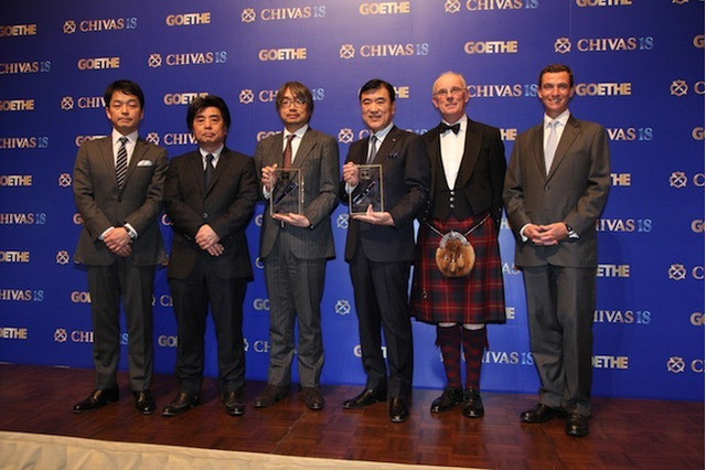 ビジネスリーダーを表彰 エイチ・アイ・エスの澤田氏とくまモンの小山氏 画像