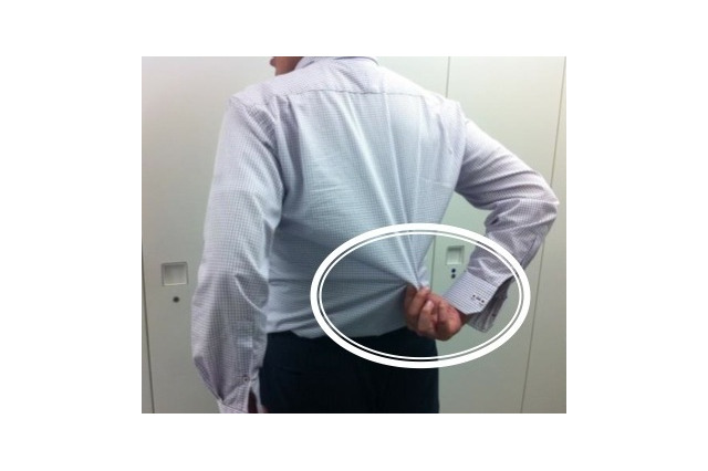 男がワイシャツを剥がす「剥がし族」 画像