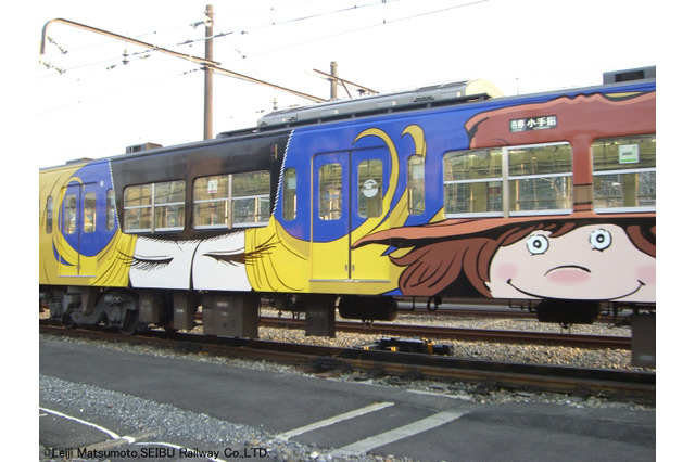 「銀河鉄道999」が西武鉄道に登場! 中吊り広告もジャックしたラッピングトレイン 画像