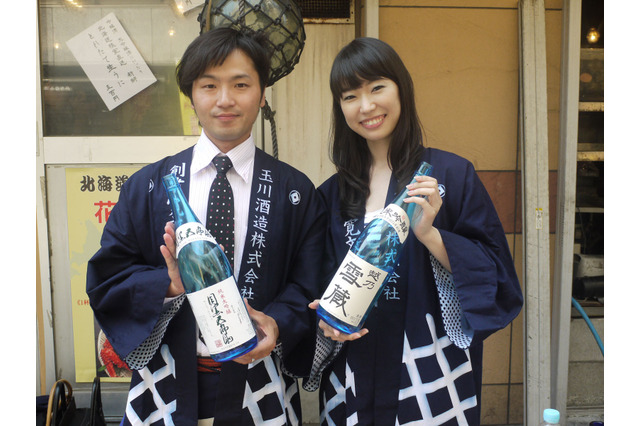 蔵元10社の日本酒を飲み比べ!目立つ女性参加者 画像
