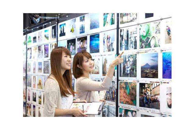 佐々木希、とっておきの”チェキ”披露……「3万人の写真展2014」 画像