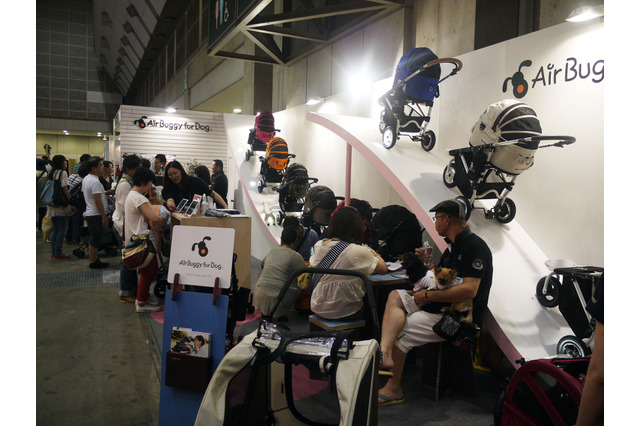 【Interpets 2014 Vol.28】ショッピングやベビーカートにも使える!来場者の関心高い犬用カート 画像