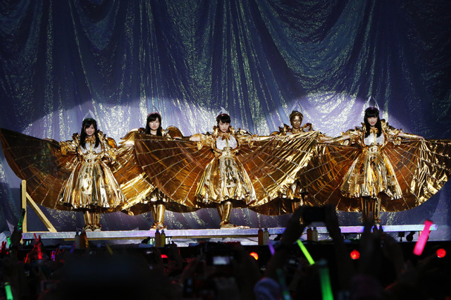 ガガ様もビックリ!? ももクロ・玉井、全身ゴールドで登場! 画像