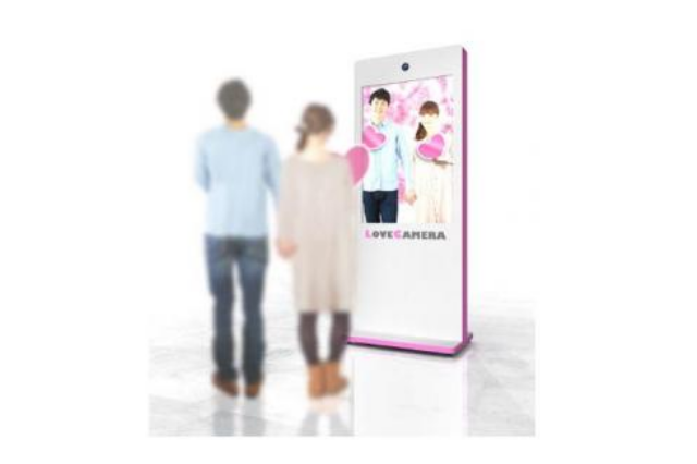 2人が触れ合うと写真を撮影する「LoveCamera」……体験型サイネージ 画像