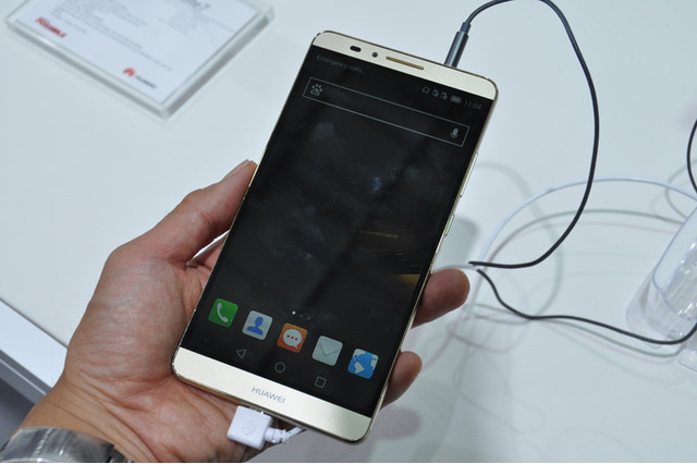 【IFA 2014】ファーウェイの最新スマホはセルフィー撮影機能を強化……8コアの「Ascend Mate 7」など展示 画像