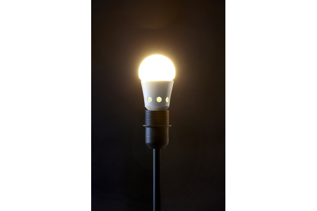 秋の夜長は読書で……イケアがLED電球を99円で販売 画像