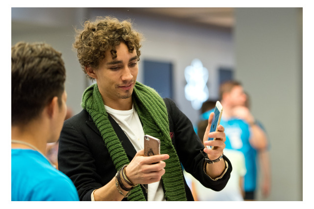 映画俳優もiPhone 6発売日に来店してた!?　ロンドンのApple Store 画像