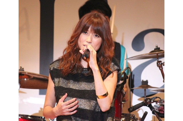 hitomi、妊娠9か月の写真をブログで公開 画像