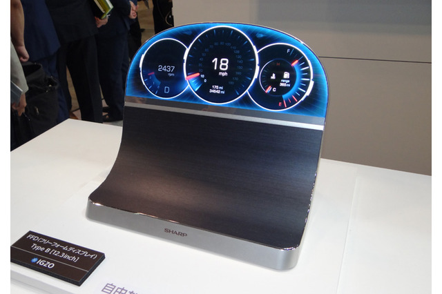 【CEATEC 2014 Vol.12】シャープ、“四角くない”「フリーフォーム液晶ディスプレイ」を展示 画像
