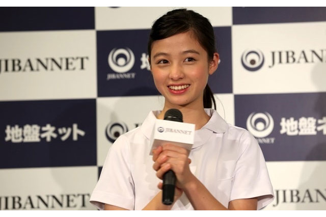 橋本環奈、初の写真集で“天使すぎる” 15歳のウェディングドレス姿 画像