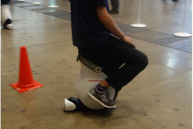 【CEATEC 2014 Vol.54】ホンダ「UNI-CUB」を会場でデモ!ASIMOのバランス技術を応用(動画) 画像