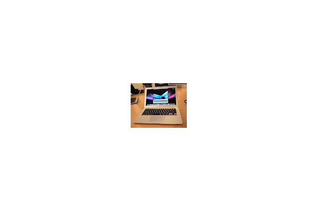 【フォトレポート】アップルの超薄型ノートPC「MacBook Air」を早速見てきました 画像