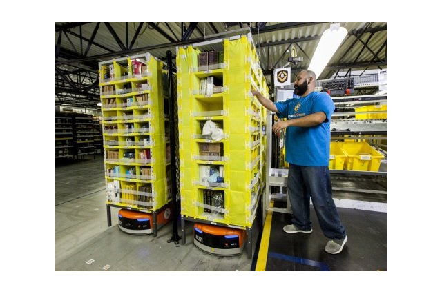 米Amazon、配送センターに導入したロボットの映像を初公開 画像