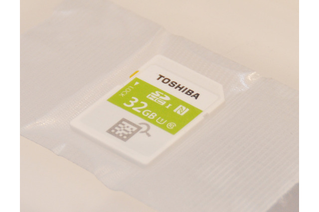【CES 2015】東芝が世界初のNFC機能内蔵SDHCカードを出展 画像