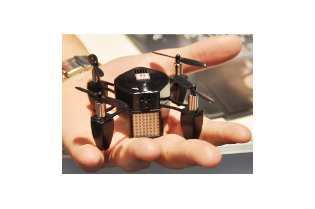 【CES 2015】手のひらサイズの飛行機をアプリで操作……賑わう「ドローン」の展示 画像
