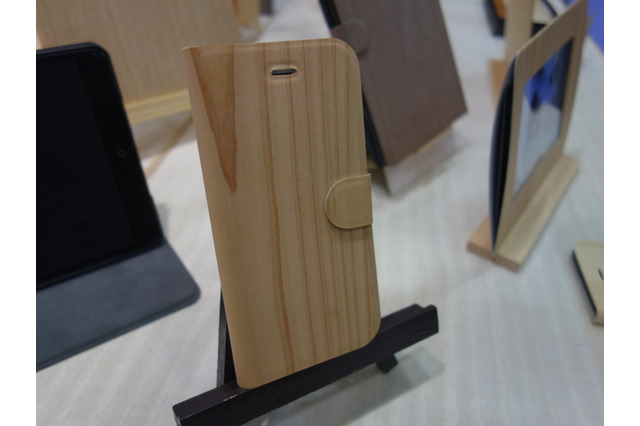 【ギフト・ショー春2015 Vol.7】iPhoneに木のぬくもり!間伐材の極薄木目シートをモバイル製品にも 画像